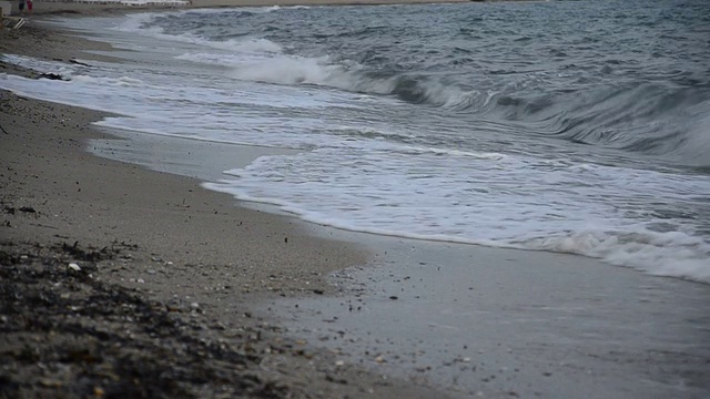 海浪翻滚，海滩角宽视频素材