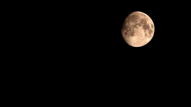 月亮升起的视频:望远镜夜景视频素材