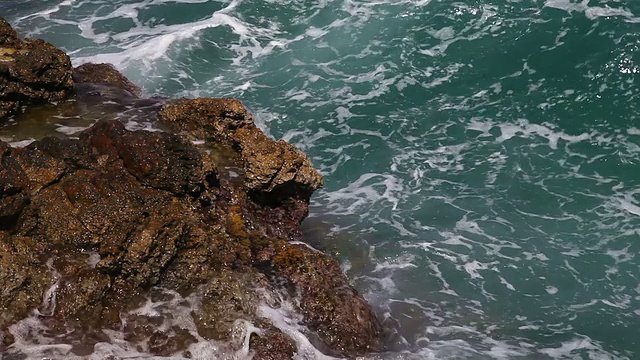 海浪和海沫视频素材