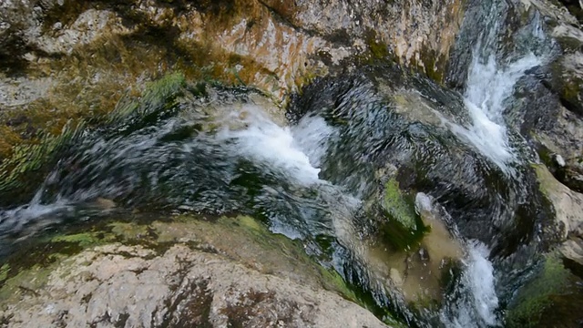 瀑布随流水泻下视频下载