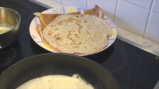 用小麦粉做甜煎饼视频素材