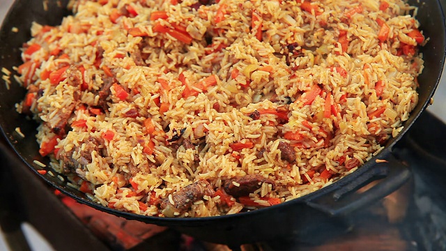 肉饭(Plov)——阿富汗、乌兹别克、塔吉克民族菜肴的主菜视频素材