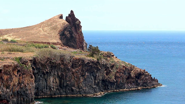 山和岩石经海而过视频素材