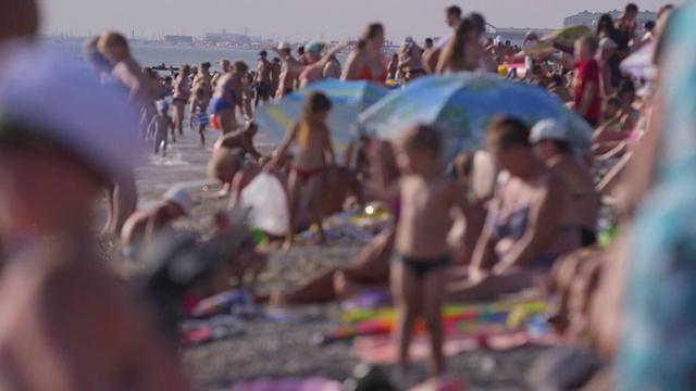 拥挤的夏季海滩视频素材