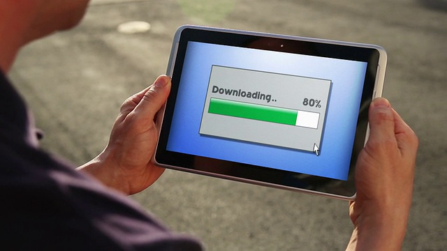 手持数字平板电脑的人的中间部分视频素材