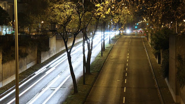 街道交通在夜晚-时间流逝视频下载