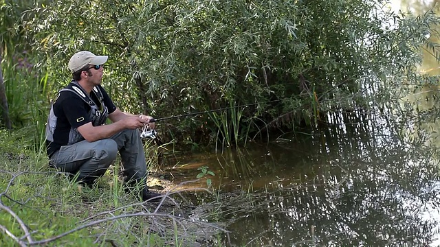 在河上钓鱼的渔民视频素材
