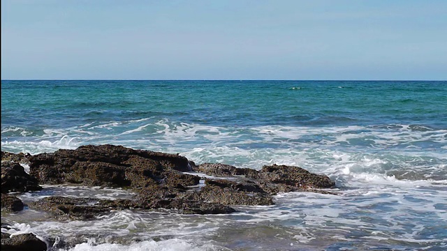 海浪拍打着浪花视频素材