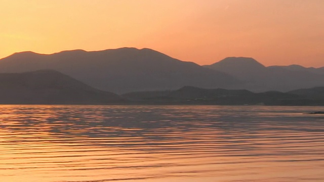 日落时的海岸线。视频素材