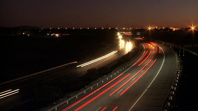 高速公路上的汽车在日落时间流逝视频素材