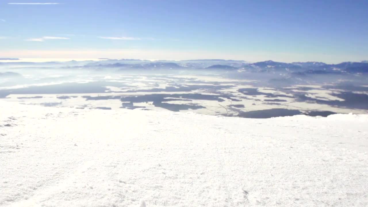 专业滑雪者下坡滑雪的慢动作视频素材