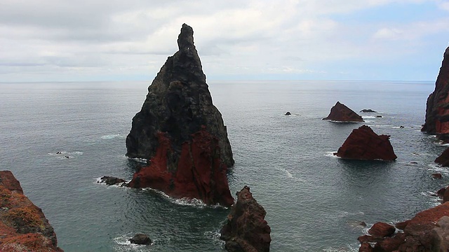 大海中的岩石和浪花视频素材