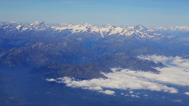 勃朗峰山脉的云在山谷空中视频素材