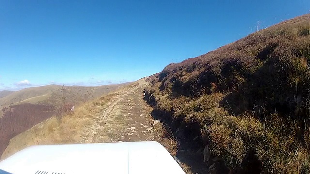 高清:粗糙的岩石的道路驾驶-股票视频视频素材