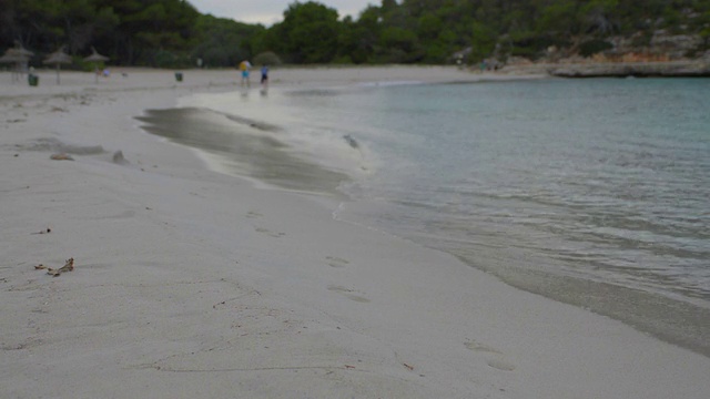 踏上马略卡岛的海滩视频素材