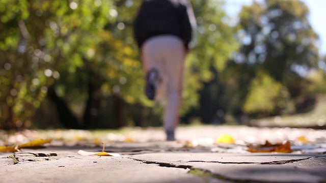 男人慢跑，在公园里跑步。组织准备。视频素材