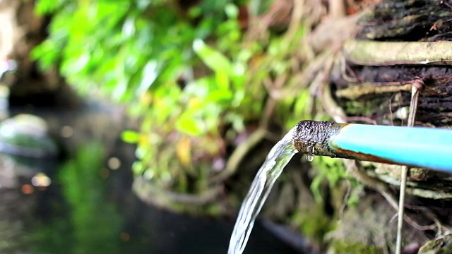 水从管道中流出视频素材