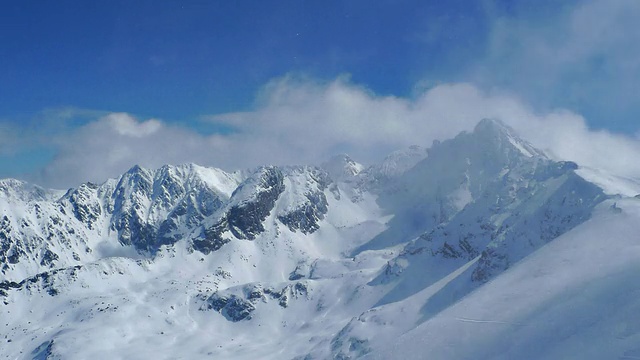 强风和暴风雪在山区-时间流逝视频素材