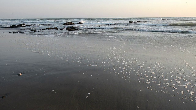 大西洋海岸线上平静的傍晚海浪视频素材