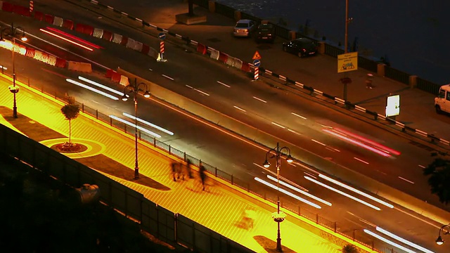 夜晚的道路时光流逝，汽车移动留下长长的痕迹，灯火通明视频素材