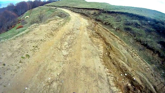 下坡山地车运动比赛，俯视图视频素材