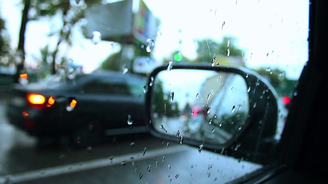 雨天车内观湿路滴在车窗上视频素材