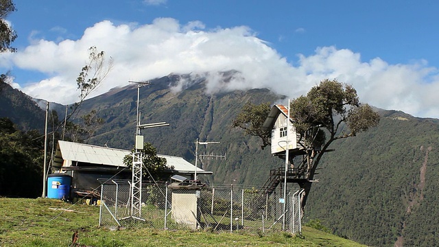 云在通古拉瓦火山山顶移动视频素材