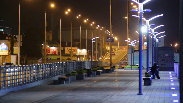 空人行道人行道在夜晚城市时间流逝，汽车行驶视频素材