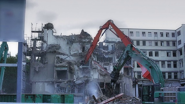 起重机拆除高层建筑视频素材