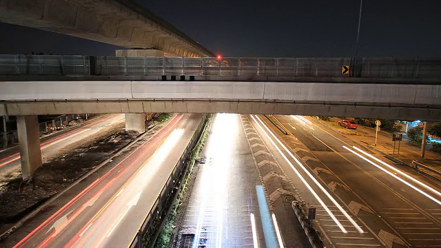 高速公路交通行驶多车道，时间在黄昏时流逝视频素材