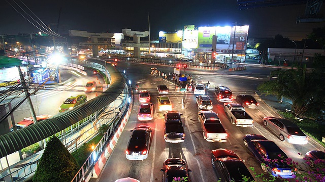 城市交通堵塞，时间在夜晚流逝视频素材