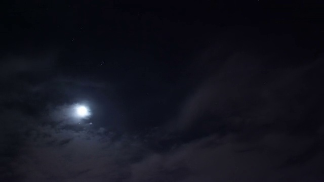 夜晚月亮天空时间流逝，云移过暗，星星闪烁视频素材