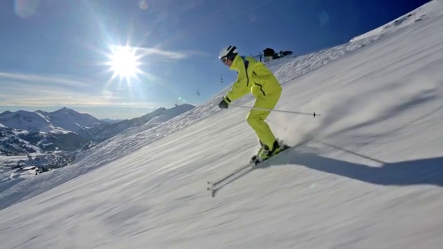 青年女人户外滑雪视频素材