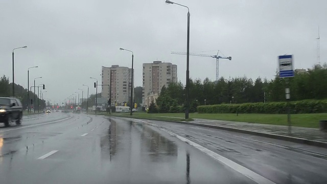 雨落汽车公路视频素材