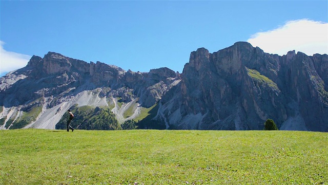 年轻女子在山里徒步旅行视频素材