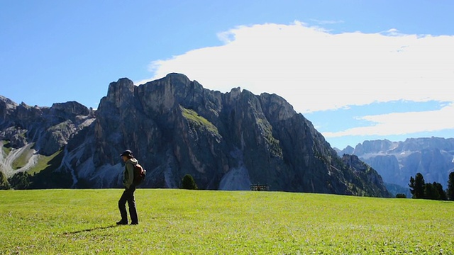 年轻女子在山里徒步旅行视频素材