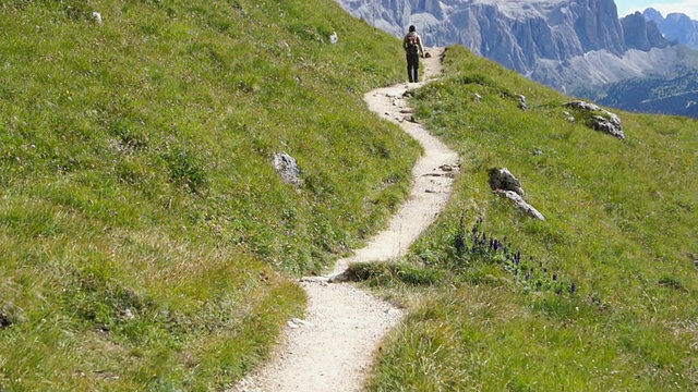 年轻女子登山，后视镜视频素材