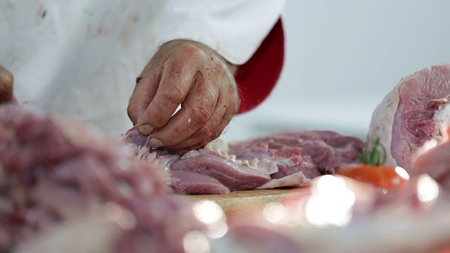 切肉板上的肉特写镜头视频素材