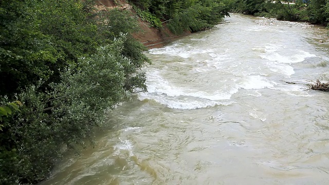 那山在岩石间流淌视频素材