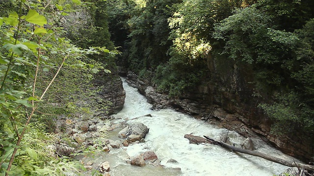 那山在岩石间流淌视频素材