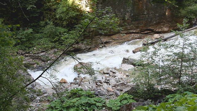 那山在岩石间流淌视频素材