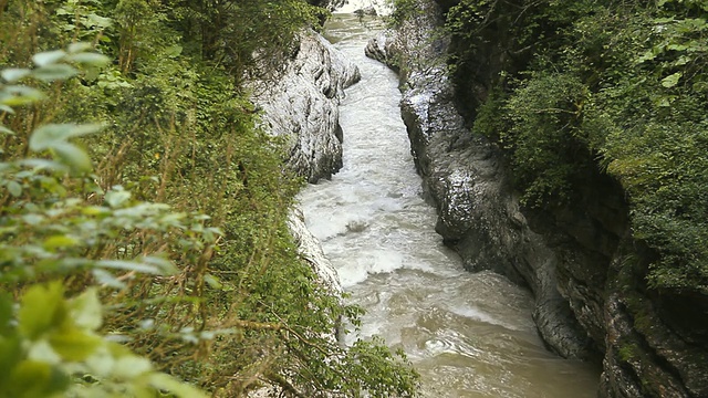 那山在岩石间流淌视频素材