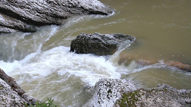 那山在岩石间流淌视频素材