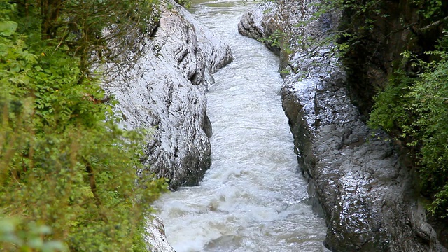 那山在岩石间流淌视频素材