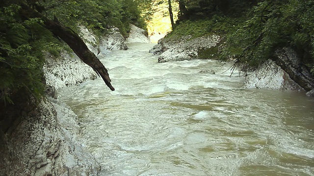 那山在岩石间流淌视频素材