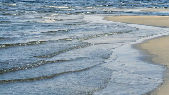 海浪拍打沙滩视频素材