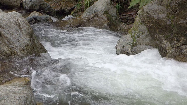 水流过岩石的特写镜头视频素材