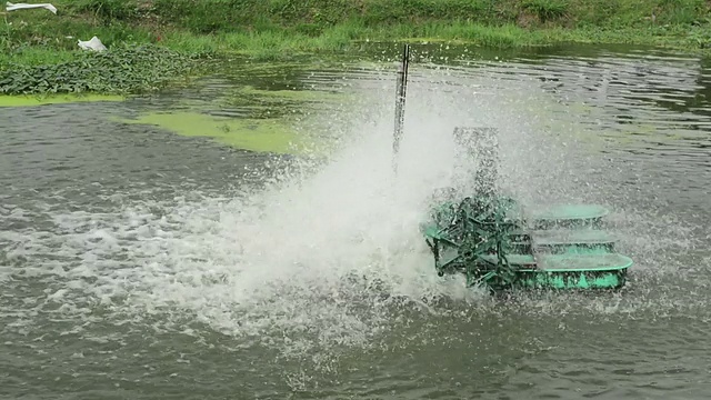 水轮机在池塘里工作视频素材