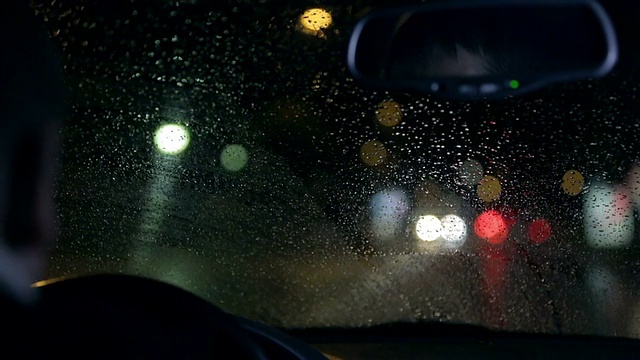 高清:不集中的夜间驾驶的雨刮器去除雨视频素材