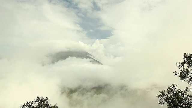 厄瓜多尔通古拉瓦火山山顶上的云视频素材